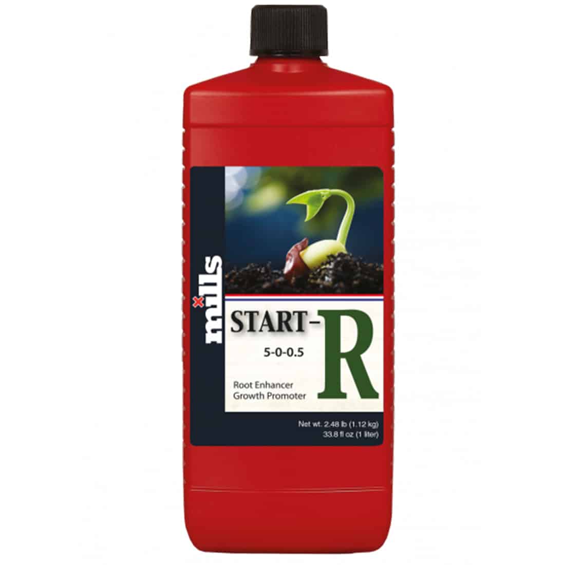 En transparent plastflaske med en kapacitet på 1 liter, designet med en bred, rund bund og en slankere hals. Flaskens overflade har en glat tekstur, og den er udstyret med en stor, sort skruelåg. Låget har en indvendig tætningsring, der sikrer lukning. Flasken prydes af en enkel etikette med tekst og grafik i sort og hvid.