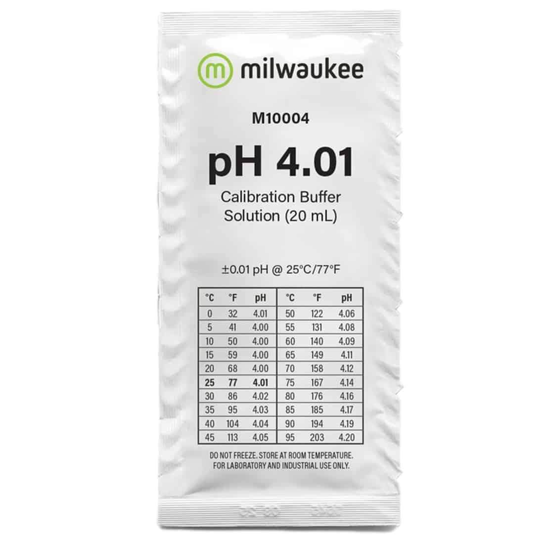 En lille flaske med klart, farveløst indhold præsenteres. Flasken har en gennemsigtig plastoverflade med en skruelåg i hvid plast. Etiket med sort og rød tekst angiver produktinformation. Flaskens form er cylindrisk, og den indeholder 20 ml væske. Der ses også et måleskala på siden, der angiver indholdsmængden.