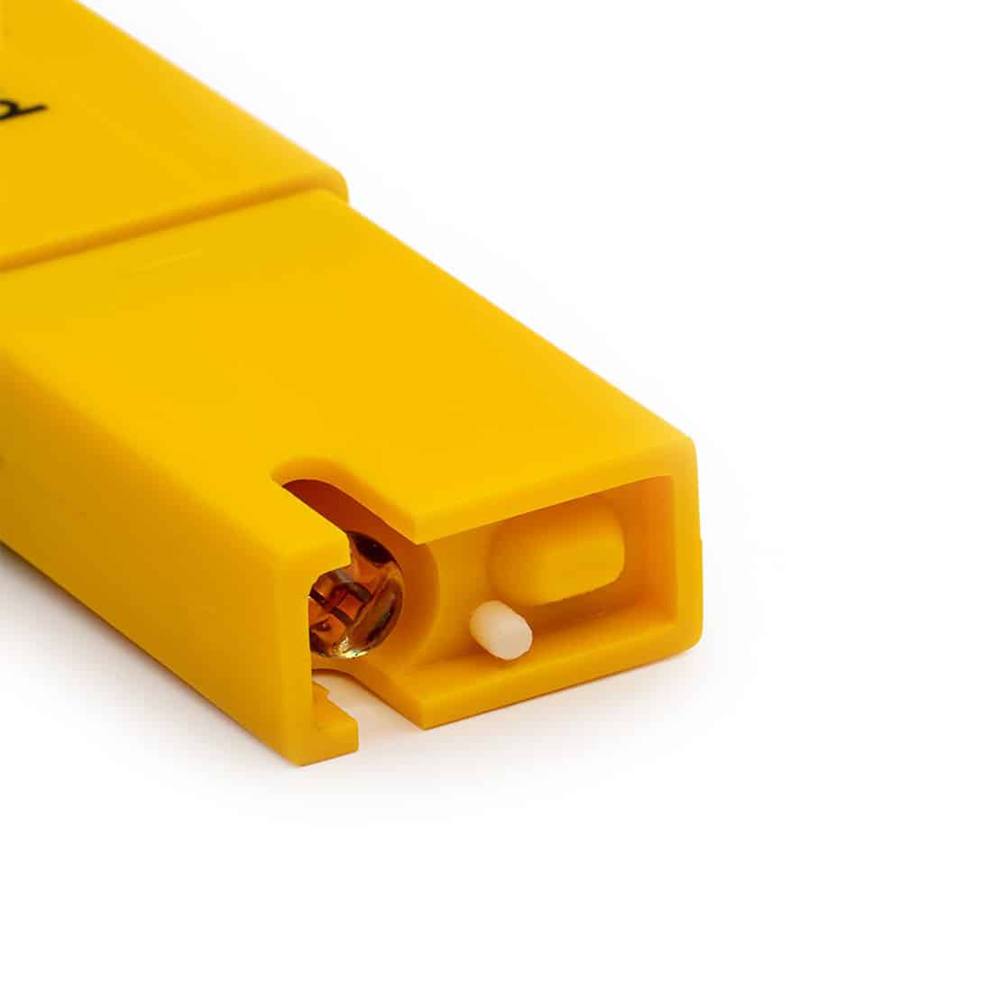 En rød digital pH-måler pryder midten af beskrivelsen, med en sort skærm, der viser tal i hvid tekst. Måleren har en aflang form med en flad overflade og et buet greb. Nedenunder skærmen findes to knapper, en til tænd/sluk og en til hold af måling. Sensoren er beskyttet af en gennemsigtig cap, der har en glat overflade.