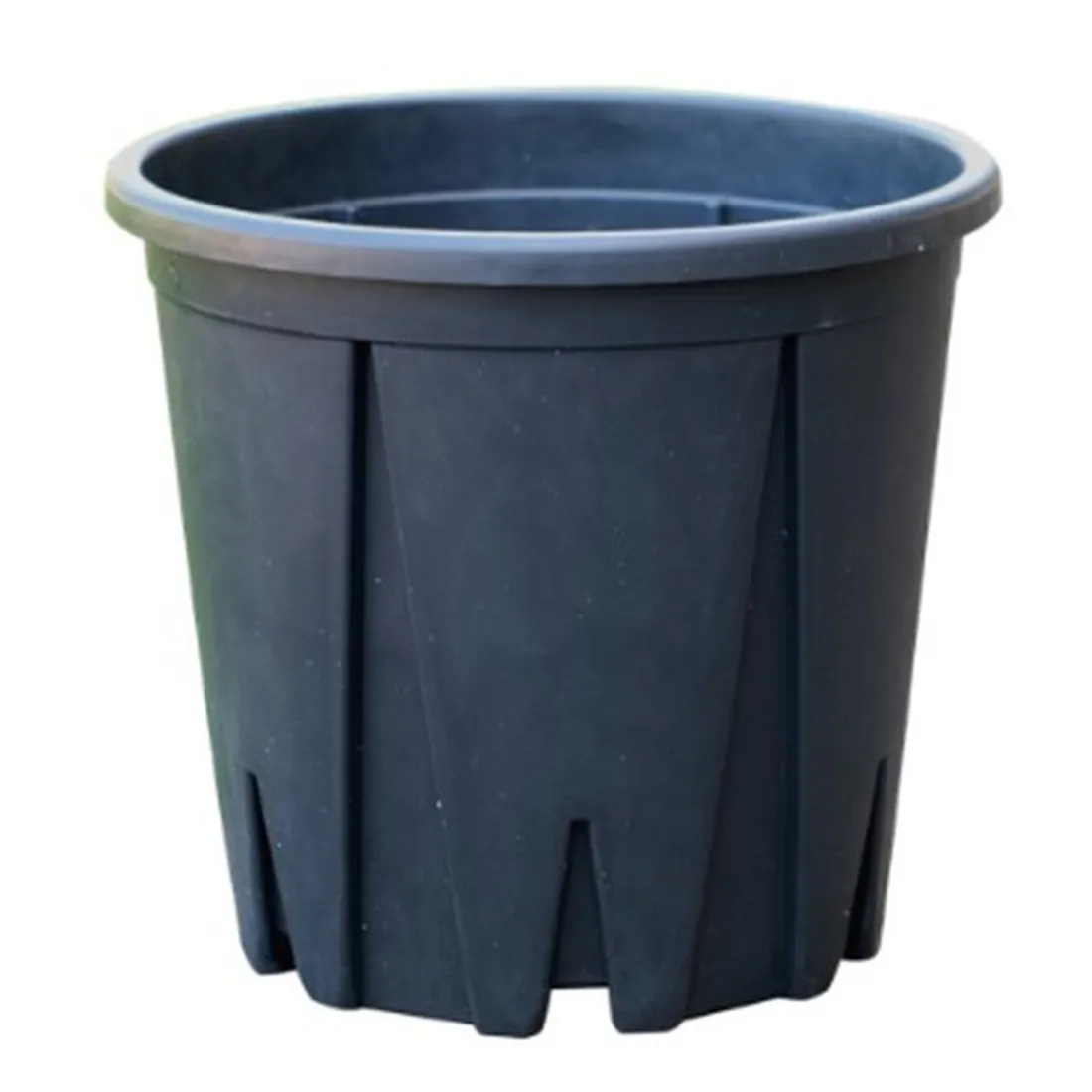 En rund potte med en glat, mat overflade præget af en blød beige farve. Potten har en simpel, cylindrisk form og en let skråning mod bunden. Der er en diskret, mørkere nuance i bunden, der skaber kontrast. Ingen synlige huller eller dekorationer pryder potten, hvilket giver et minimalistisk udtryk.