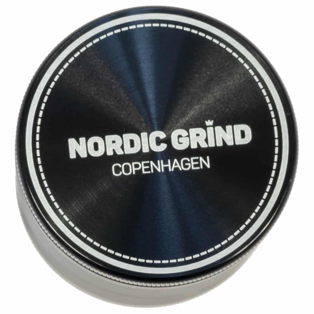 En sort klubbe med en diameter på 63 mm præsenterer sig med en glat, mat overflade. Den har en cylindrisk form og en let buet ende, hvilket giver et ergonomisk greb. Mønstret i materialet tilføjer en subtil tekstur, mens den ensartede farve fremhæver det minimalistiske design. Ingen yderligere symboler eller knapper er synlige.