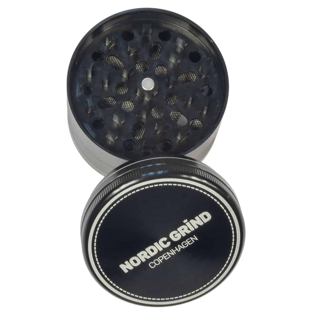 En sort klubbe med en diameter på 63 mm præsenterer sig med en glat, mat finish. Den har en cylindrisk form, der taper let mod enden. Overfladen viser en ensartet dyb sort farve uden synlige mønstre eller teksturer. Klubbens ende er flad og skarp, hvilket giver en tydelig kontrast til den runde krop.