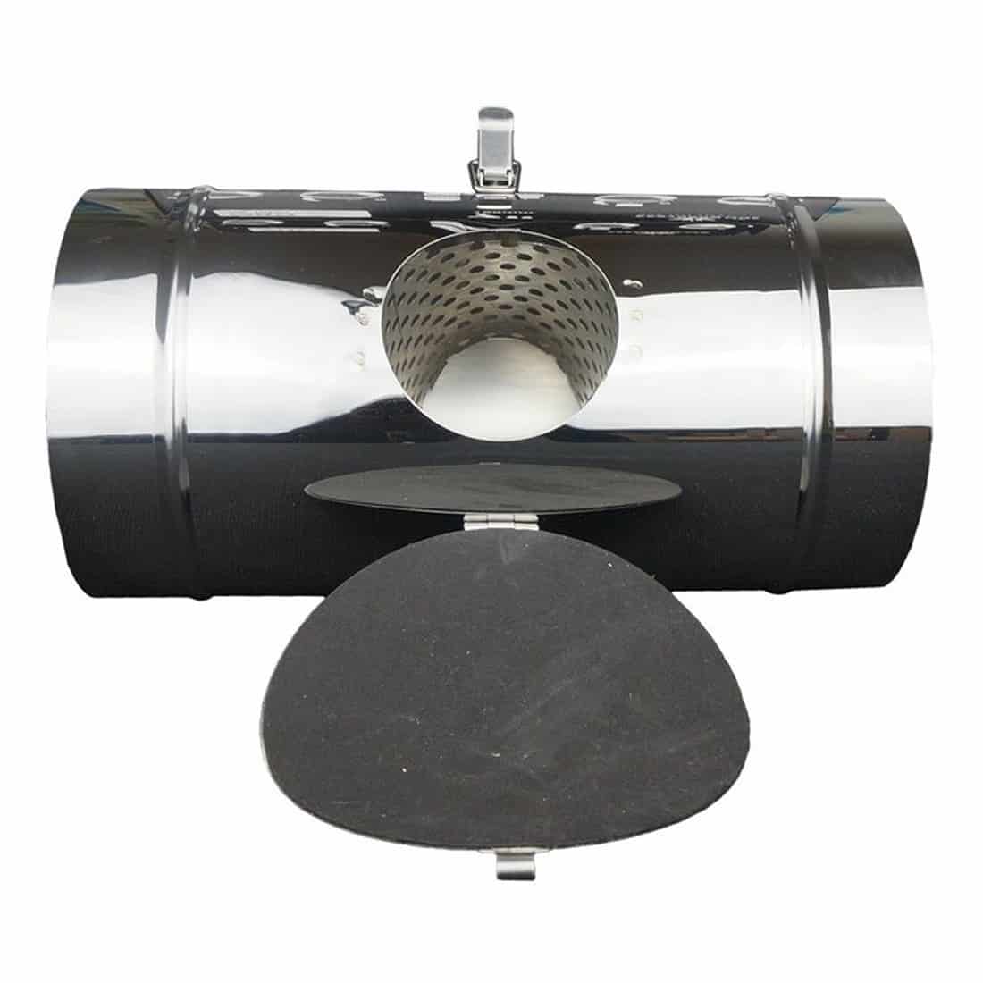 Et cylindrisk luftfilter med en diameter på 100 mm præsenteres i en neutral hvid farve. Filteret er dækket af et fint mesh-materiale, der giver en glat overflade og en struktureret tekstur. I bunden ses en gummiholder, som sikrer stabilitet. En metalramme omkranser filteret, hvilket giver det et robust udseende.