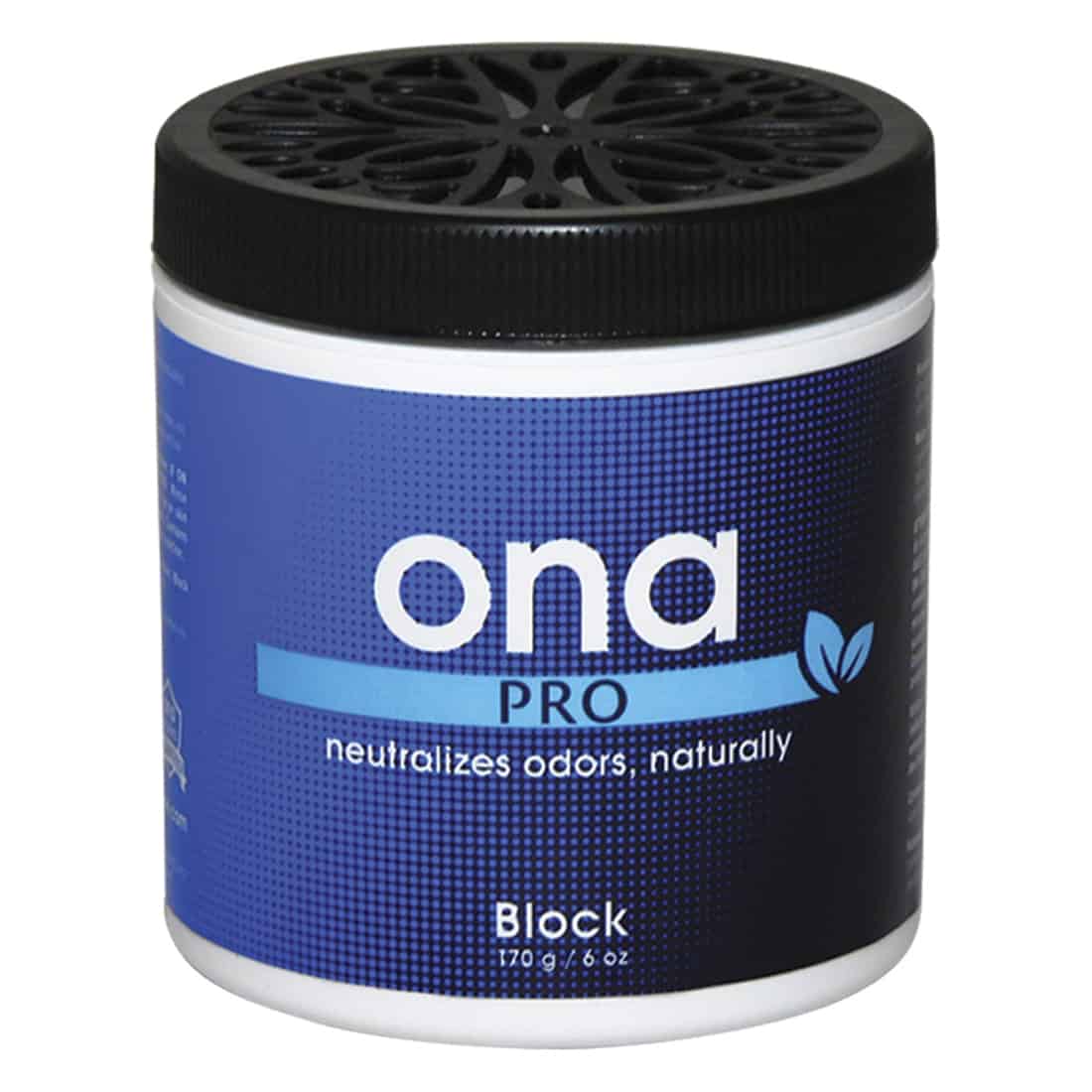 En firkantet blok med en glat, mat overflade pryder midten af billedet. Blokken er i en dyb, mørk farve, sandsynligvis sort eller mørk grå. På toppen ses et præcist printet logo i hvidt, der står i kontrast til den mørke baggrund. Kanten er skarpt defineret og giver et minimalistisk udtryk.