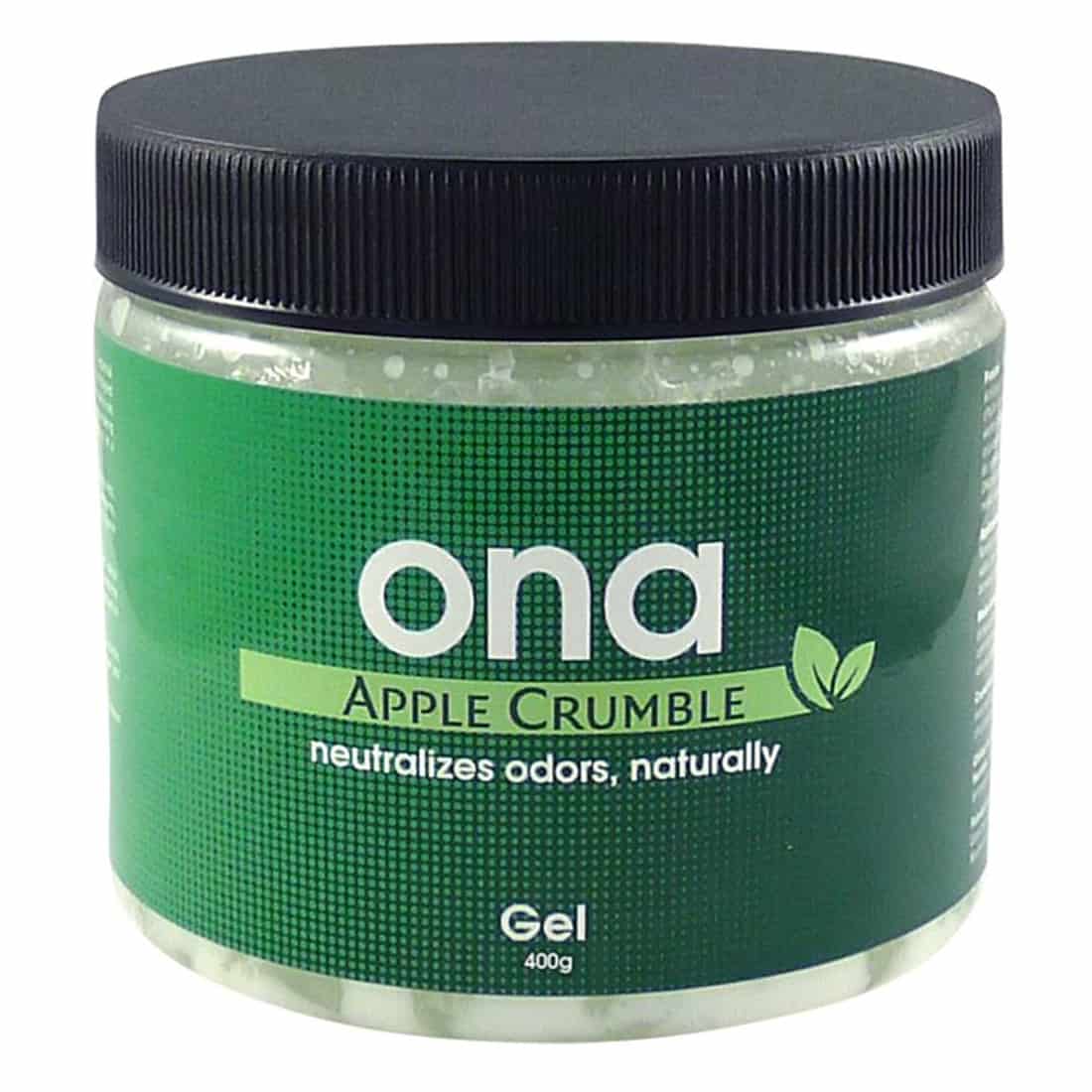 En klar, gennemsigtig beholder med en sort skruelåg, der indeholder en lysebrun gelé. Geléens overflade er glat og skinnende, med små, mørke stykker, der tyder på ingredienser som æble og krydderier. Etiket på beholderens front præsenterer produktets navn i en moderne skrifttype, omgivet af farverne grøn og hvid.