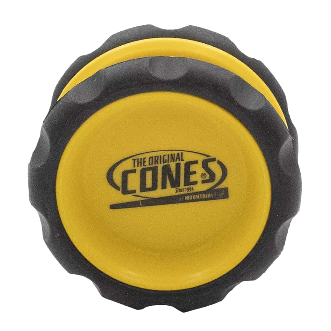 En kaffekværn i metal med en børstet stålfinish pryder overfladen. Den har en cylindrisk form med en diameter på 75 mm. Toppen er udstyret med en skruelåg og en håndtag af træ med en glat overflade. Møtrikker og skruer er synlige, og kværnens indre mekanisme er let synlig gennem åbningen. En sort gummiring sikrer et godt greb.