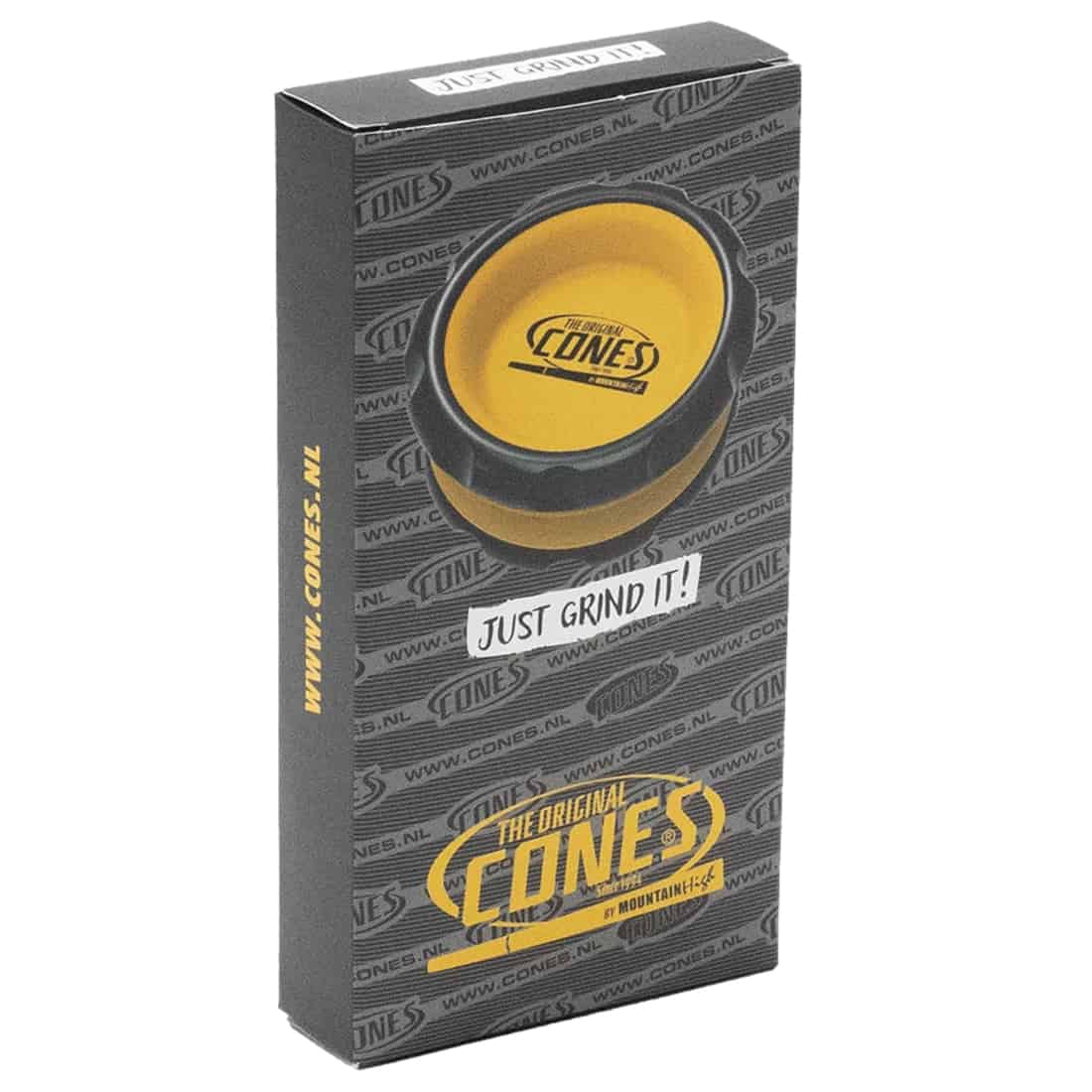 En firkantet, metalgrinder med en børstet stålfinish pryder overfladen. Den har en diameter på 75 mm og består af fire dele, der nemt kan skilles ad. Skiverne indeholder skarpe tænder til formaling, mens en fin gitterstruktur adskiller det malede produkt fra urter. En lille magnet sikrer, at låget holdes tæt.