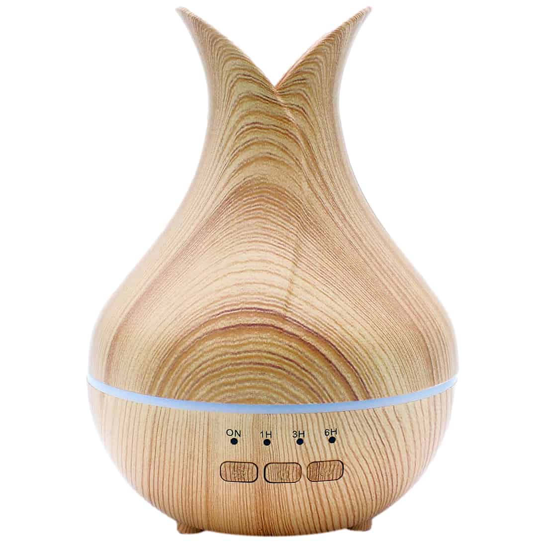 En USB-diffuser i en elegant, cylindrisk form præsenterer sig i et naturligt trælook. Overfladen har en glat, mat finish med subtile åretegninger, der fremhæver træets struktur. En gennemsigtig, rund top med en let buet form afslutter designet. En lille knap og en USB-port er anbragt på siden, hvilket giver en minimalistisk og moderne æstetik.