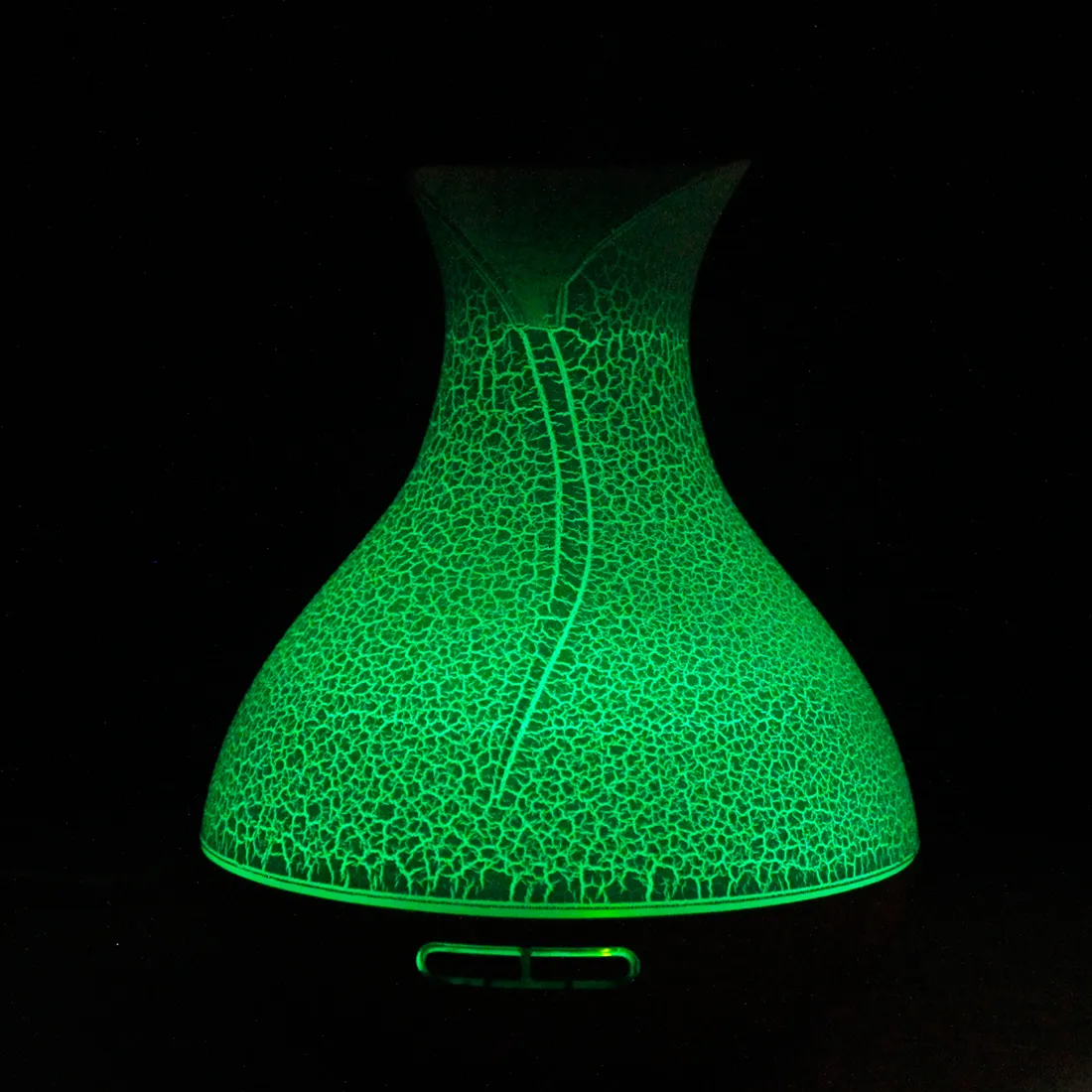 En aromadiffuser i form af en skal, fremstillet af lys træ med en glat overflade. Den har en rund base og en kuppelformet top, der er let buet. En USB-port er placeret på siden, og der er en knap til betjening. Diffuseren har et minimalistisk design, der fremhæver træets naturlige nuancer og tekstur.