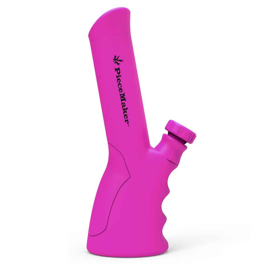 En sort og hvid stribet taske med en rektangulær form prydes af et subtilt mønster. Tasken har en tophank og en lang skulderrem, der er justerbar. Den har en lynlås i toppen, og indersiden er foret med en ensfarvet beige tekstil. Nederst ses små metalben, der løfter tasken fra overfladen.