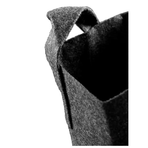 En hvid plantepotte af stof med en kapacitet på 3,8 liter præsenterer sig med en enkel, cylindrisk form. Overfladen har en let tekstur, der tilføjer dybde, mens de synlige syninger giver et håndlavet udtryk. Toppen har en åbning, der er rullet ned, og den er designet til at holde en potted plante.