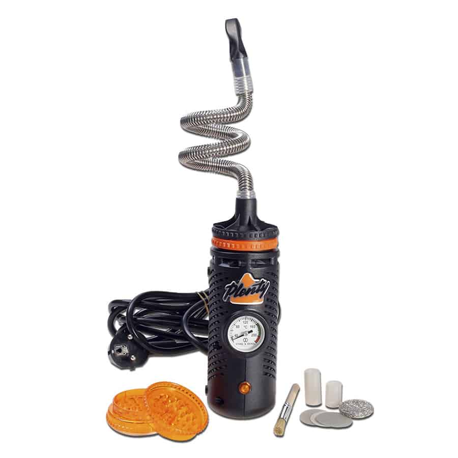 Plenty vaporizer præsenterer en robust konstruktion i en kombination af sort og sølvfarvet plast samt metal. Den har en rektangulær form med en tydelig luftudtag og et ergonomisk håndtag. Fronten viser en digital temperaturindikator med klare tal og en drejeknap til justering. En slange i gennemsigtig plast forbindes til en mundstykke, der er placeret øverst.