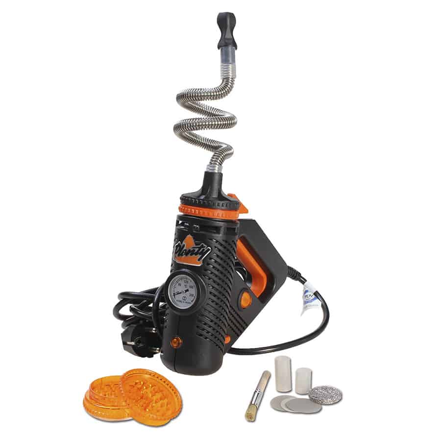 En kompakt, moderne vaporizer pryder overfladen med en glat, mat sort finish. Den har en ergonomisk form med bløde kurver og en tydelig digital skærm, der viser temperatur og batteristatus med hvid tekst. En knap til varmeindstilling er placeret på siden, og der er et gennemsigtigt mundstykke i toppen, der afslører en subtil blålig glasrefleksion.