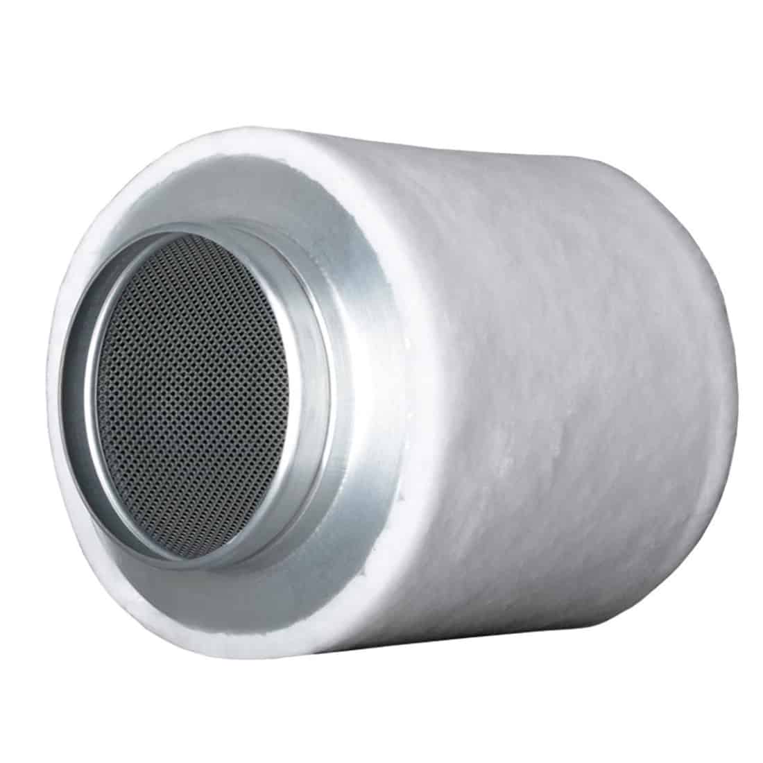 En rund ventilationskanal i metal pryder midten af kompositionen. Den har en sølvgrå overflade med en glat, skinnende tekstur. Kanalen er udstyret med en justerbar spjældåbning, der kan reguleres ved hjælp af en skruenøgle, som ses øverst. Kanten er præcist formet med en ensartet tykkelse, og der er tydelige montagestik i begge ender.