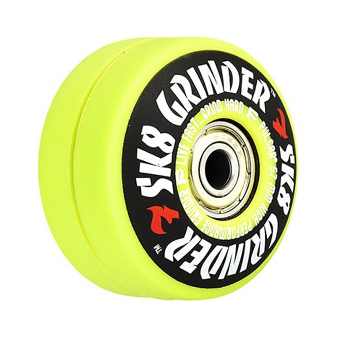 En grøn grinder med en overflade i en lys, giftig tone. Den har en rund form med en diameter på 57 mm. Overfladen er glat og skinnende, mens kanterne har en let afrunding. Der er små, indgraverede huller i toppen, der fører til skarpe tænder indeni. Grinderens samlede design udstråler et moderne udtryk med fokus på funktionalitet.