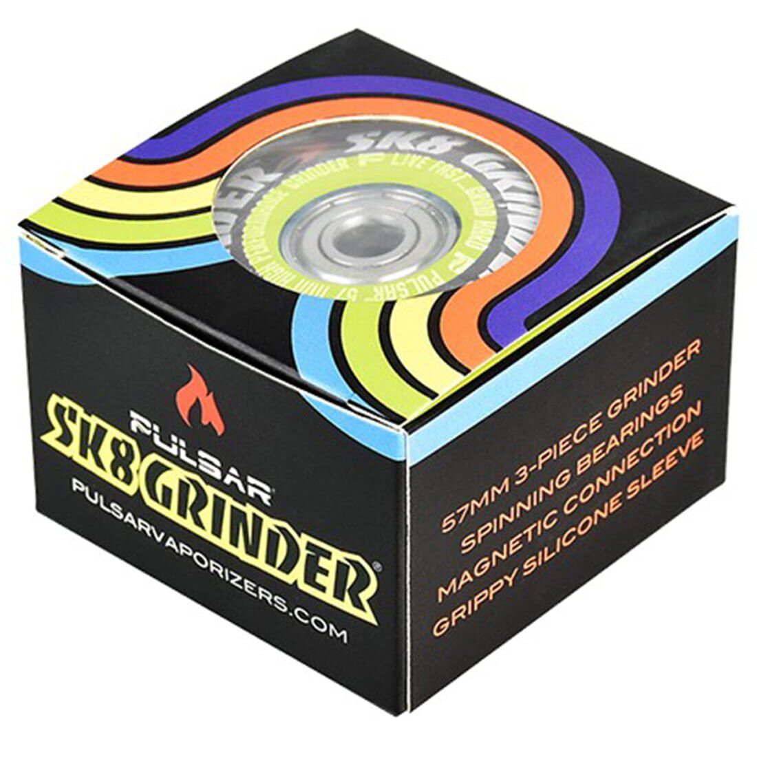 En grøn grinder med en mat overflade og en diameter på 57 mm. Grinderens top har et skridsikkert mønster med små, firkantede indhak. Den har en glat, cylindrisk form og en tætsiddende låg, der skaber en god lukning. Indvendigt er der skarpe tænder til at male materialet, og bunden har en fin mesh til opsamling af pollen.