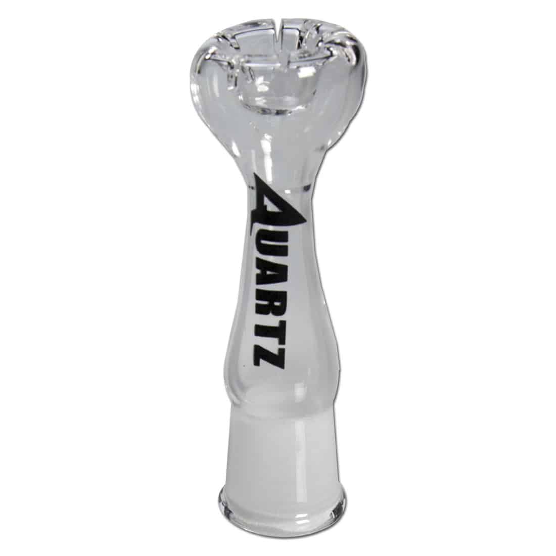 En kvadratisk skål i klart glas præsenterer sig med skrå kanter og en glat overflade. Skålen har indskårne slids, som skaber et dekorativt mønster. Den gennemsigtige struktur fremhæver indholdet og reflekterer lys. Bunden er flad, hvilket giver stabilitet, mens skålens form tilføjer et moderne og minimalistisk udtryk.