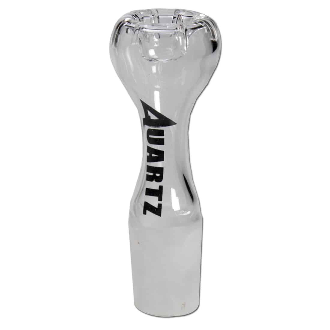 En kvadratisk skål i klart glas pryder overfladen, med glatte, skarpe kanter og en jævn overflade. Skålen har vertikale udsparinger langs siderne, der tilføjer et dekorativt element. Den er placeret på en lys baggrund, hvilket fremhæver dens gennemsigtighed og skinner i lyset. Indvendigt er skålen tom og reflekterer omgivelserne svagt.