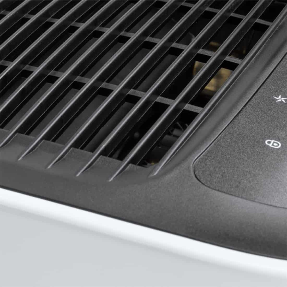 Affugteren præsenterer sig i en slank, hvid plastkonstruktion med en glat overflade. Fronten har en digital skærm med blå baggrundsbelysning og tydelige tal. Der er en grå vandtank, der kan tages ud, samt en rund, grå knap til betjening. Lufthullerne på toppen er forsynet med et fint gitter, der sikrer optimal luftcirkulation.