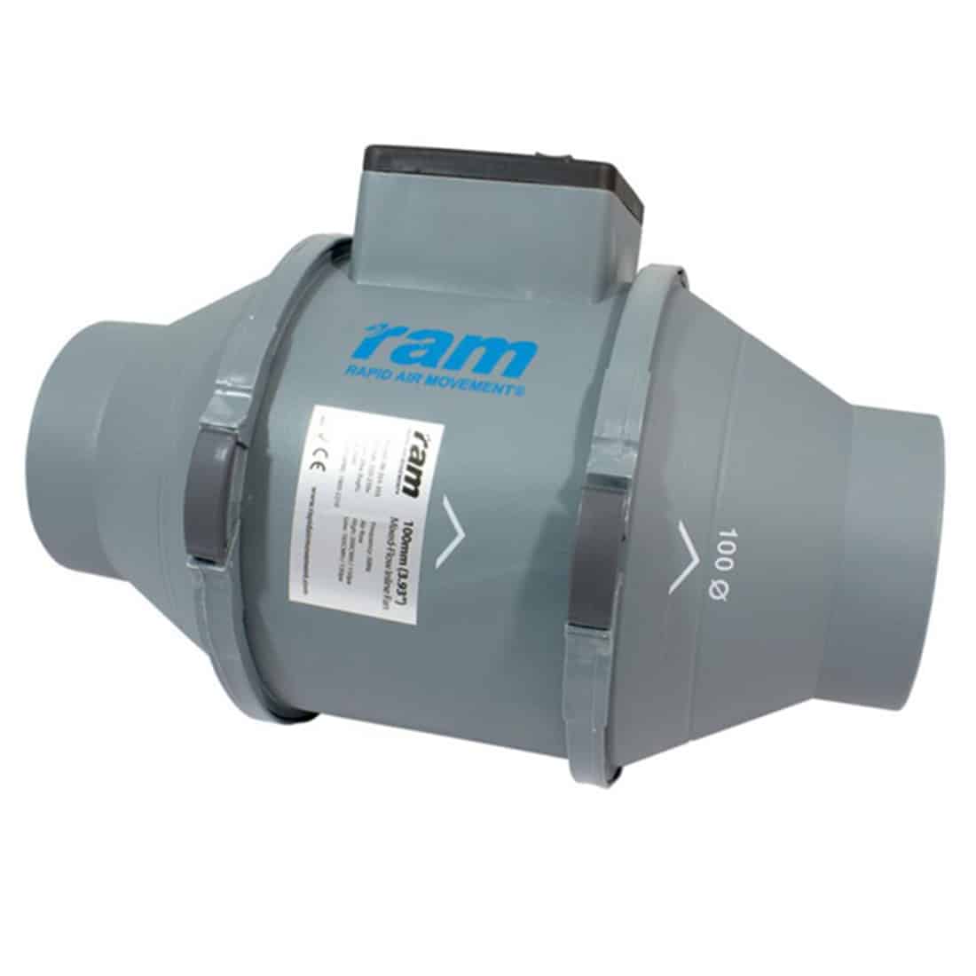 En cylindrisk ventilator i metal præsenterer sig med en grå overflade og en glat finish. Den er udstyret med et gitter foran, der sikrer luftgennemstrømning. På den ene side findes en rund tilslutningsflange, mens den anden side er åben. Ventilatoren har en kompakt konstruktion med tydelige skruer og monteringspunkter.