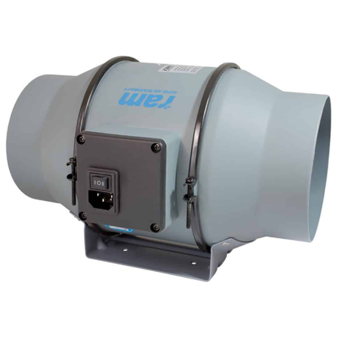 En ventilator med en cylindrisk form, fremstillet af metal med en grå overflade. Udluftningsåbninger i den ene ende og en flad bagside med monteringshuller. På bagsiden ses elektriske forbindelser og et kabel, der hænger ned. Ventilatorens rotor kan anes bag gitteret, hvilket indikerer, at den er designet til effektiv luftstrøm.