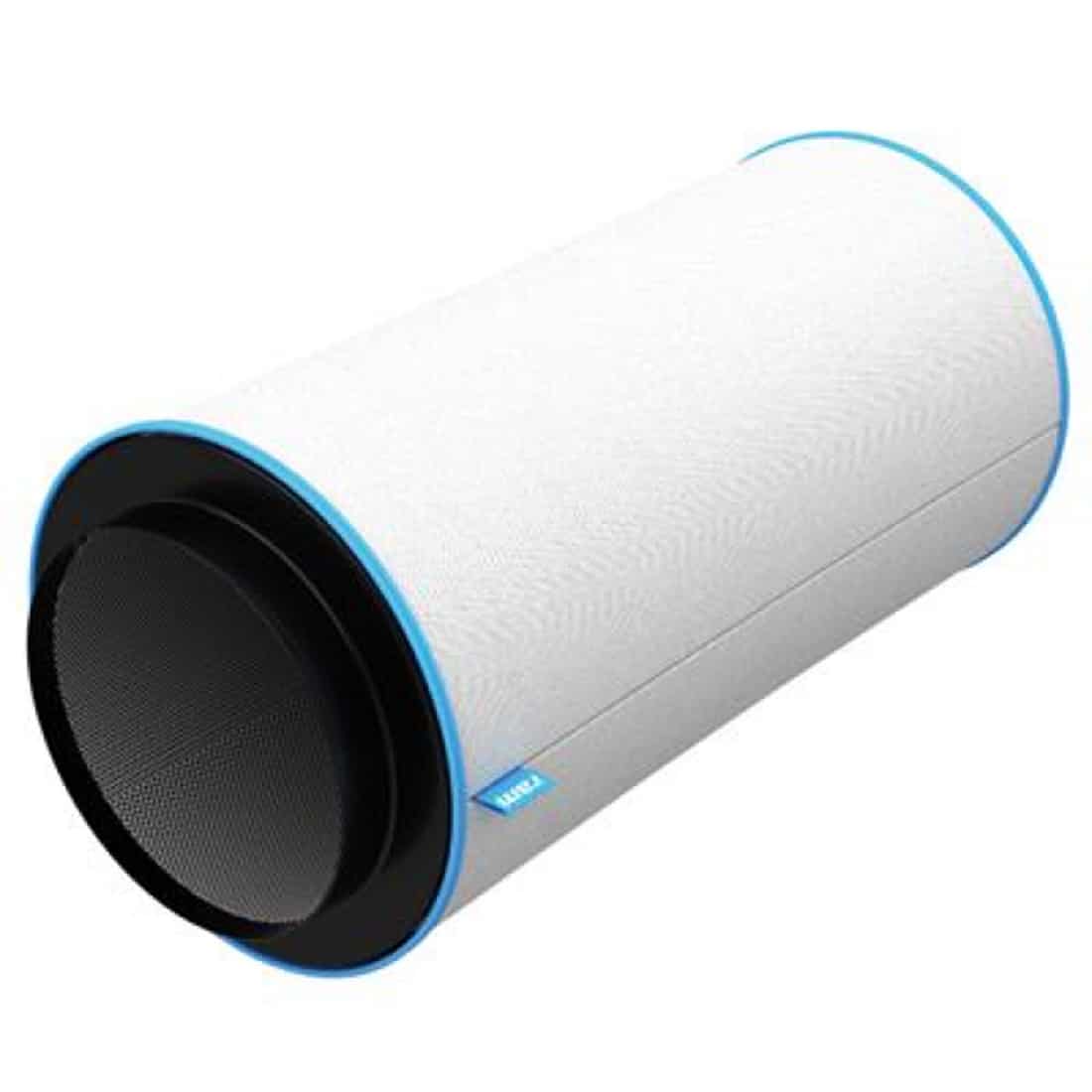 Et rundet filter med en diameter på 250 mm præsenterer sig i en klar og gennemsigtig glasoverflade. Rammen er sort, med en let mat finish, der giver et stilrent udtryk. Filtreringsmaterialet er jævnt fordelt, og overfladen er glat med en diskret struktur. Der er ingen synlige refleksioner, og kanten af rammen har en præcis og ensartet profil.