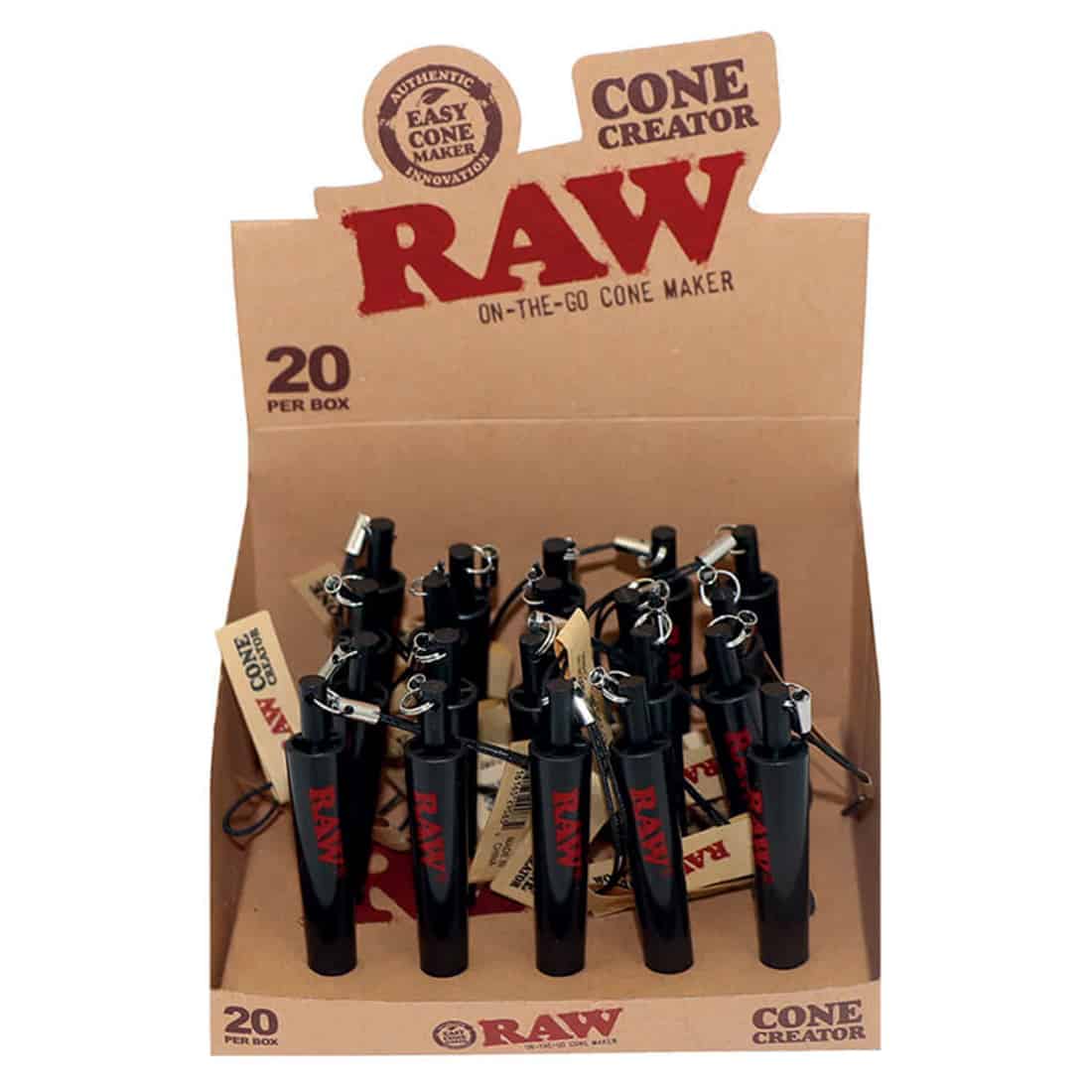 En cone-formet genstand i en lys grå farve med en glat overflade, prydet med en ensartet tekstur. Øverst findes en lille åbning, der giver adgang til indholdet. Bunden er flad og stabil, hvilket muliggør placering på forskellige overflader. Den samlede form er enkel og minimal, hvilket skaber et moderne udtryk.