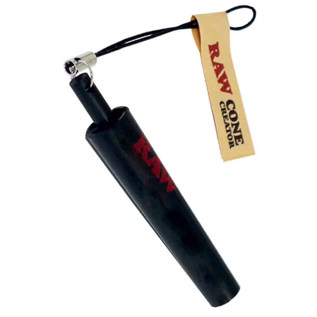 En kegleformet pen med en slank, cylindrisk krop i en mat sort farve. Øverst er en lille, rund spids, mens den nederste del har en afrundet base. Overfladen har en glat tekstur uden synlige mønstre. Der er en subtil kontrast mellem den matte finish og eventuelle reflekterende elementer fra lyset. Kappen har en diskret åbning til blækket.