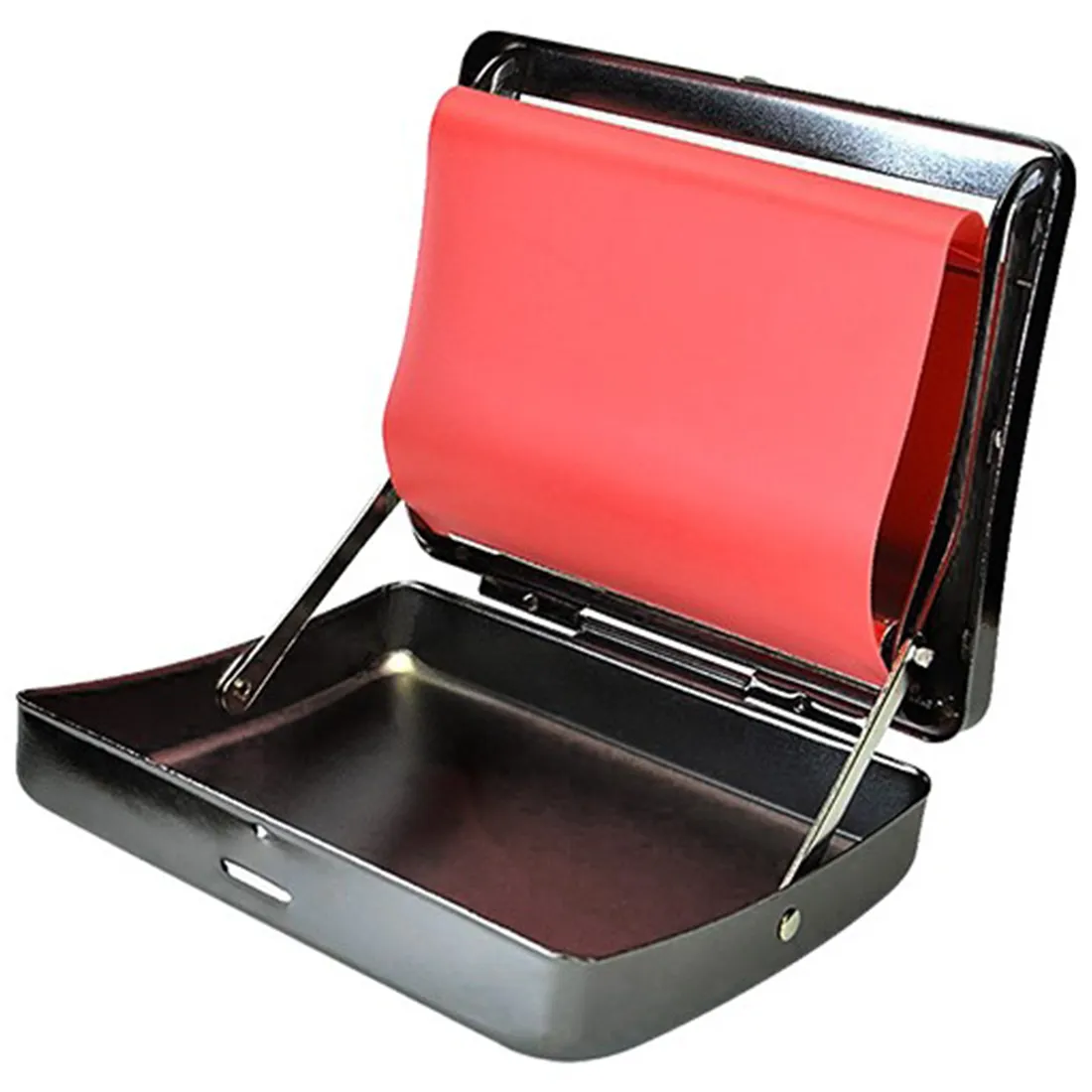 En sort, firkantet container med afrundede hjørner og en glat overflade. Fronten har et gennemsigtigt vindue, som afslører indholdet. Der er en sort knap på toppen, og en lille åbning til udtrækning af indholdet. Bagpå ses en enkel låsemekanisme. Overfladen er mat, og kanterne er præcise og veldefinerede.