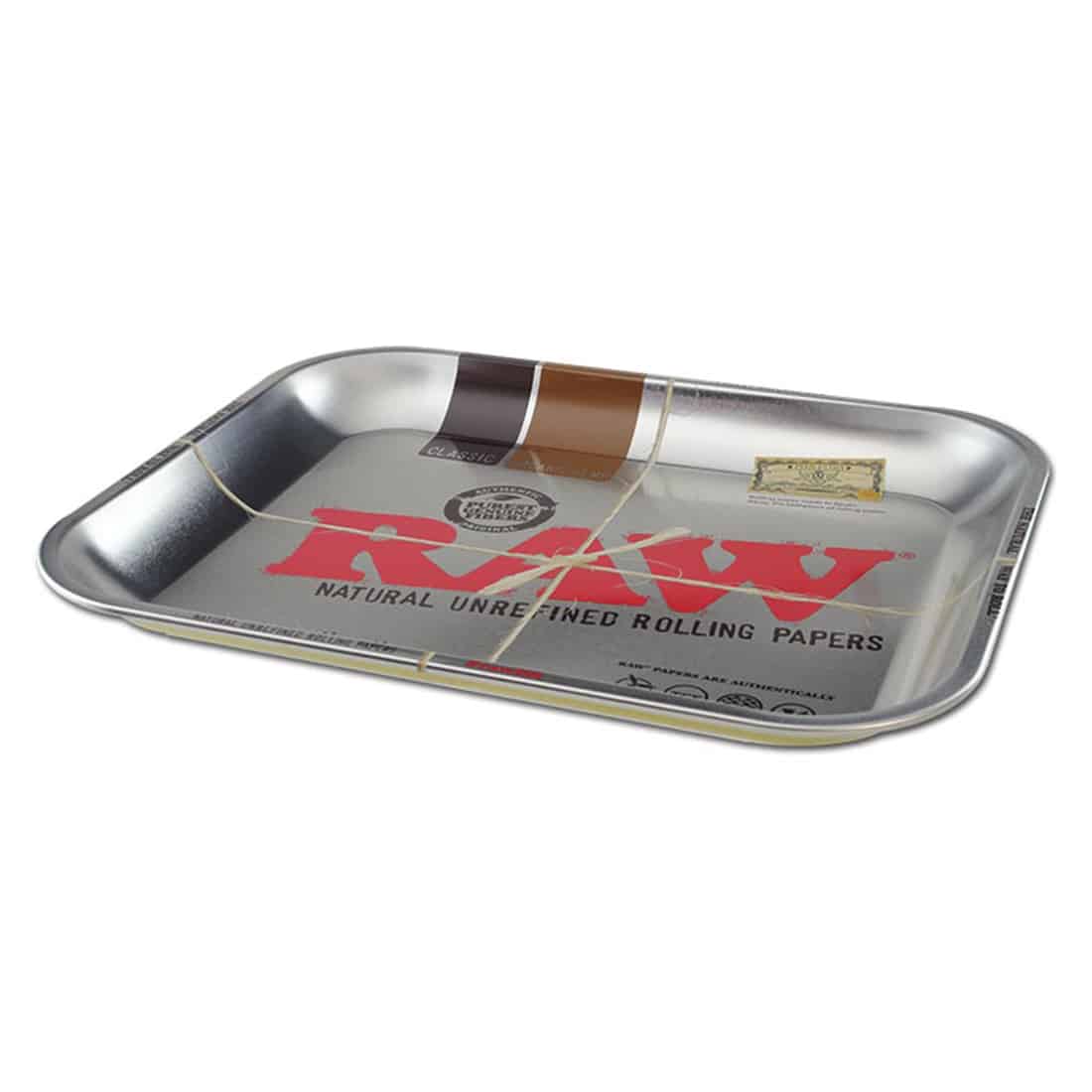 En stor, rektangulær rullebakke i rå sølvmetal præsenterer en glat, spejlende overflade. Kanterne er let hævet, hvilket skaber et skarpt og præcist design. Bakken har en mat tekstur på indersiden, der giver en kontrast til den glatte yderside. Ingen synlige knapper eller symboler er til stede, og den er enkel i sit udtryk.