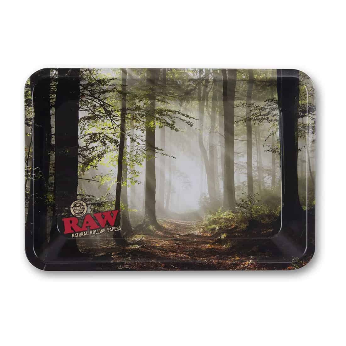 Rundt serveringsfad i en dyb, smokey grøn nuance med en let glansfuld overflade, der reflekterer lys blidt. Fatningen er flad i midten og hæver sig let mod kanten, som har en ujævn, organisk form. Fadet har en mat tekstur, der giver en naturlig følelse, hvilket fremhæver dets håndlavede karakter.