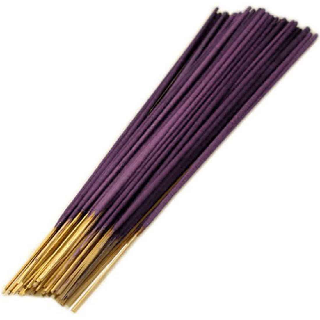 Røgelsespinde i en pakke indeholder 15 stykker, hver med en slank, cylindrisk form. Pindene har en mørk brun farve med en glat overflade og en spids ende. Pakken er prydet med et enkelt design, der inkluderer tekst i en letlæselig skrifttype. Baggrunden er neutral, hvilket fremhæver pindenes farve og struktur.