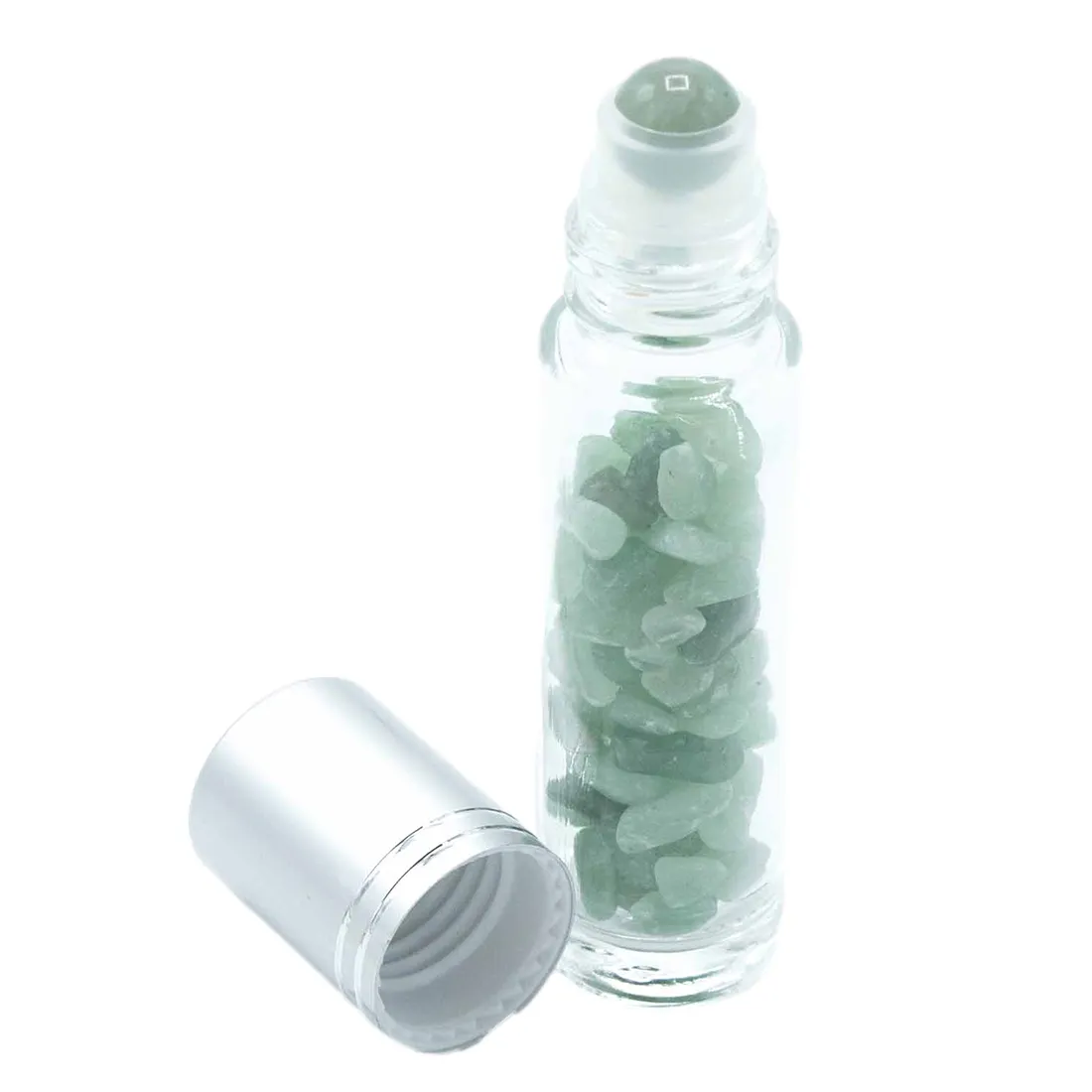 En glat, transparent flaske i klart glas præsenterer en grønlig aventurinfarve, der skaber en subtil glinsende effekt. Flaskens form er slank og cylindrisk med en skruehætte i metal, der har en børstet finish. Et lille, diskret logo er indgraveret på hætten. Flaskens overflade er fri for synlige bobler eller imperfektioner, hvilket giver et elegant udtryk.