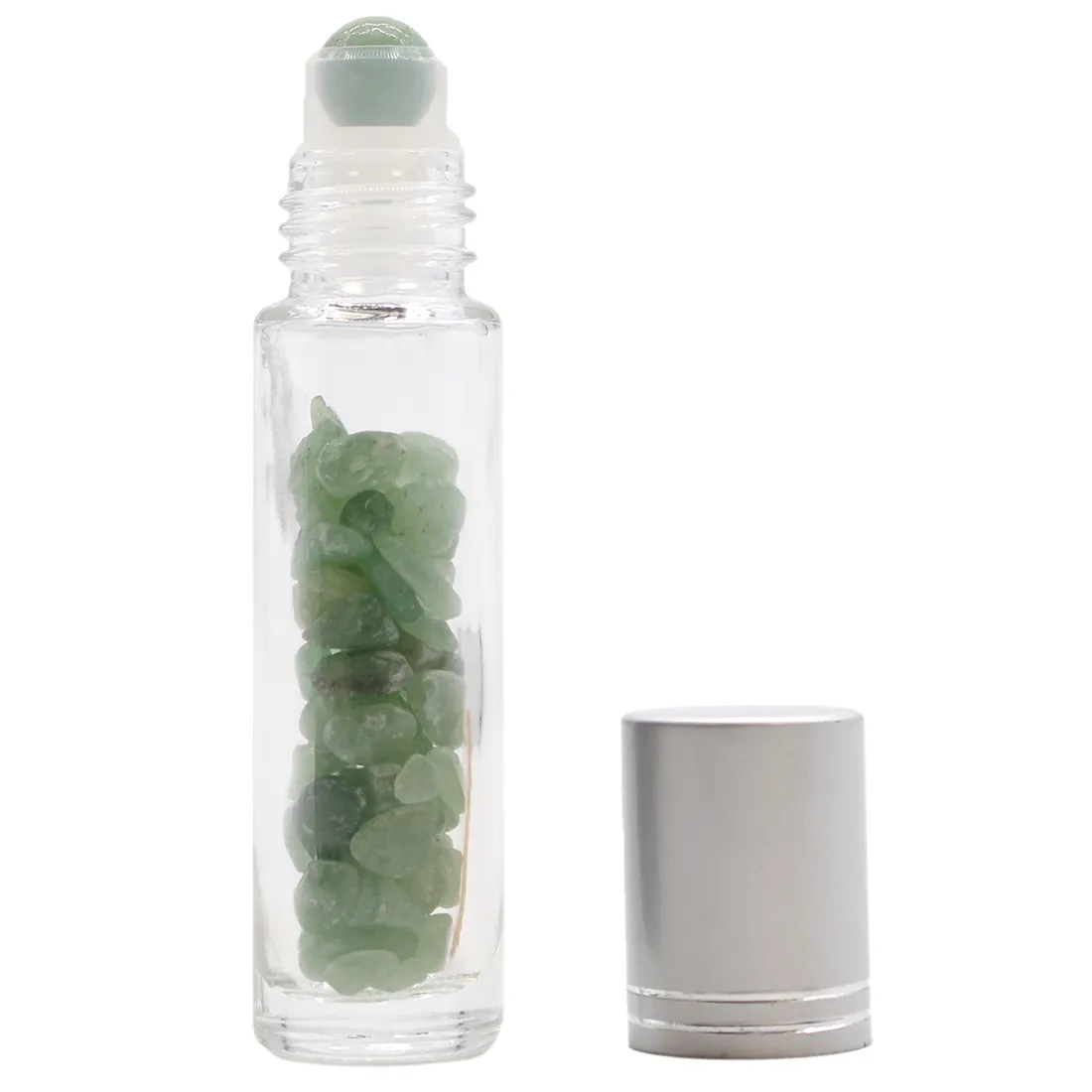 En grøn rollerflaske fremstår med en glat overflade, der reflekterer lys i nuancer af mørke og lysegrøn. Flaskeformen er slank og cylindrisk, med en rund, flad bund. En metalrulle findes i toppen, omkranset af en sølvfarvet ring, der giver et kontrastfyldt look. Flaskens struktur har en let gennemsigtig kvalitet, der giver indblik til indholdet.