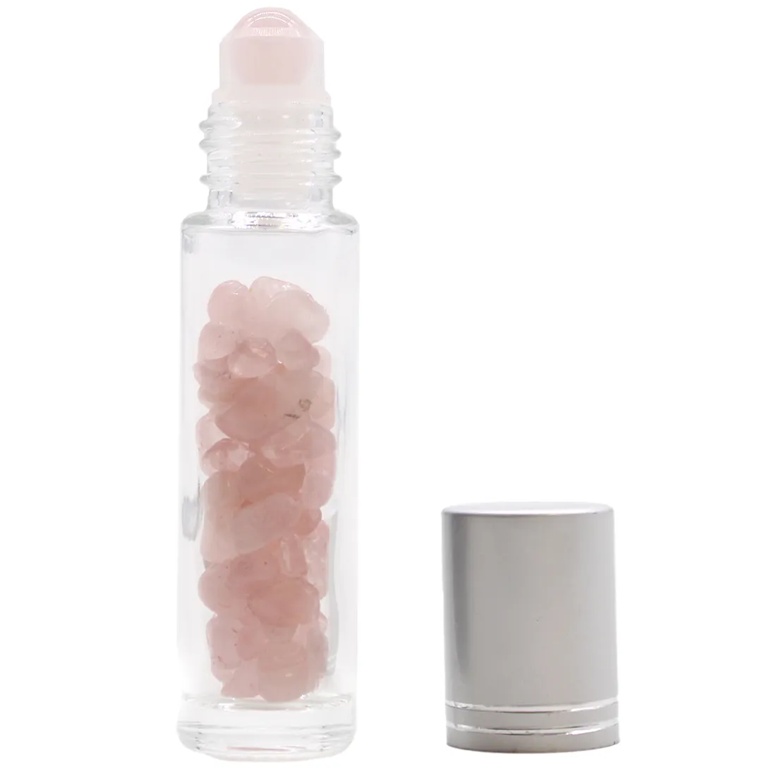 En rosenkvarts rollerflaske præsenterer sig med en blød, lys rosa farve og en glat, gennemsigtig overflade. Flasken har en cylindrisk form, der afsluttes med en rulle- og kappeanordning i metal. Rullekuglen er subtilt reflekterende, mens flaskens struktur viser en let krystallinsk tekstur. Det hele hviler på en neutral overflade, der fremhæver flaskens æstetik.