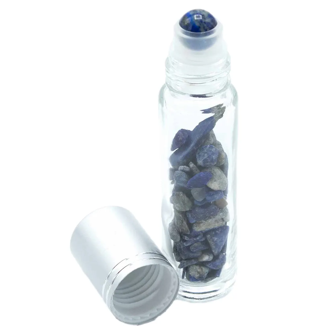 En transparent rollerflaske er fyldt med en dybblå væske, der har en let glitrende effekt. Flasken har en rund form med en slank hals og en metallisk kugle i toppen, der fungerer som applikator. Flaskens overflade er glat og skinnende, mens den blå væske skaber en kontrast til den klare glasstruktur.