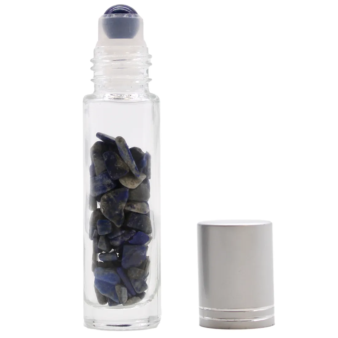 En mørkeblå rollerflaske er præsenteret med en glat, blank overflade, der reflekterer lys. Flaskens form er slank og cylindrisk med en rund bund og en smal åbning. Korken er lavet af metal og har en lille kugle, der fungerer som roller. Flasken har en tydelig struktur med nuancer af blå og grå, som giver et naturligt udtryk.