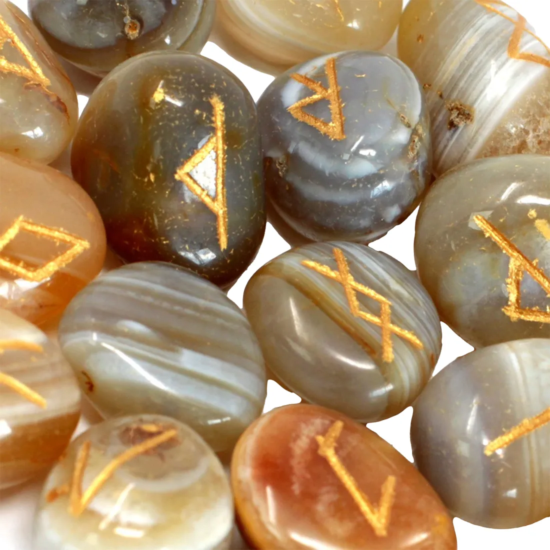 Et sæt af tre snore i forskellige farver; en dyb grøn, en varm rød og en mild beige. Snorene er flettet med en glat og skinnende tekstur, der giver dem et elegant udseende. Hver snor har en lille, rund agatperle i enden, som tilføjer en subtil glans og farvedybde til det samlede design.