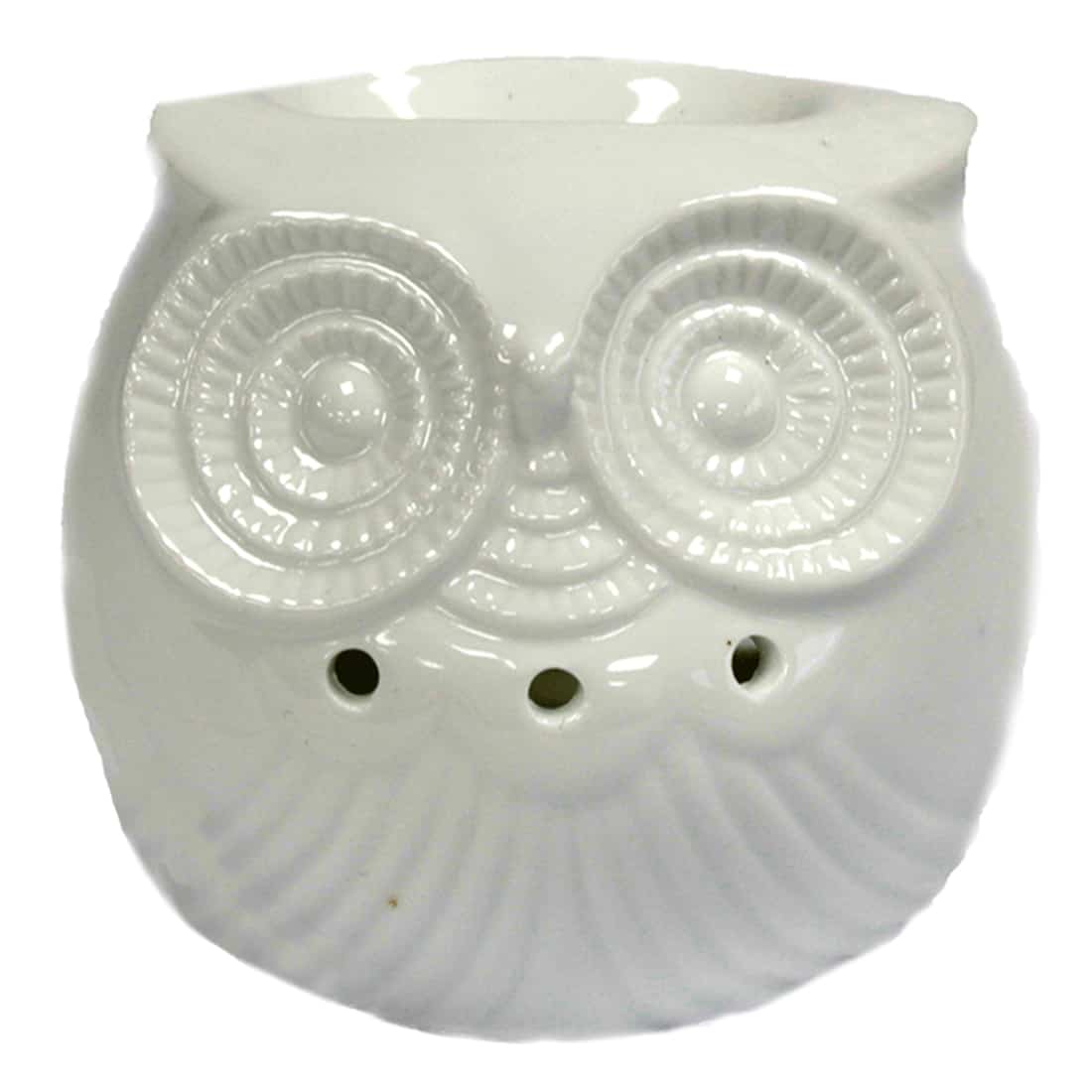 En lille, detaljeret ugleformet lampe i hvid keramik pryder overfladen. Uglens krop er glat med et let skinnende finish, mens ansigtstræk som store, runde øjne og en næbformet åbning giver den karakter. Lys kan ses stråle ud gennem små perforeringer i vingernes mønster, hvilket skaber en blød belysning. Lampen står på en flad overflade med en neutral baggrund.