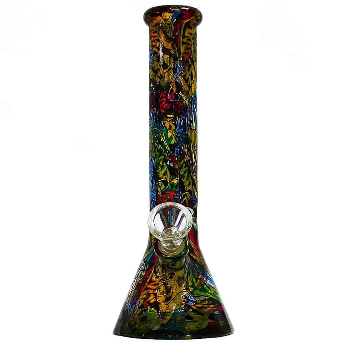 En farverig bong med en højde på 26 cm præsenterer sig med en glat, cylindrisk krop i en lys blå nuance. Overfladen er dekoreret med pop art-inspirerede mønstre i kontrasterende farver som rød, gul og grøn. Toppen har en klar skål, der er fastgjort til en buet hals. Materialet ser ud til at være glas med en glinsende finish.