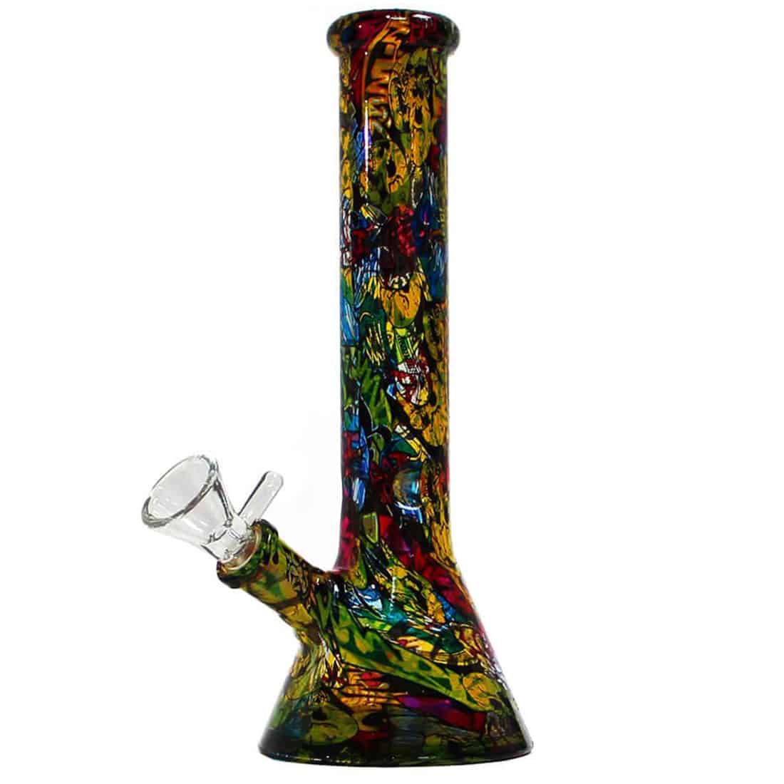 En farverig bong med et pop art-design pryder overfladen. Den er 26 cm høj og fremstår i en kombination af lyse nuancer, herunder rød, blå, gul og grøn. Mønstret består af grafiske elementer og tegneserieagtige billeder. Materialet ser ud til at være glas, med en glat, skinnende overflade og en rund bund, der sikrer stabilitet.