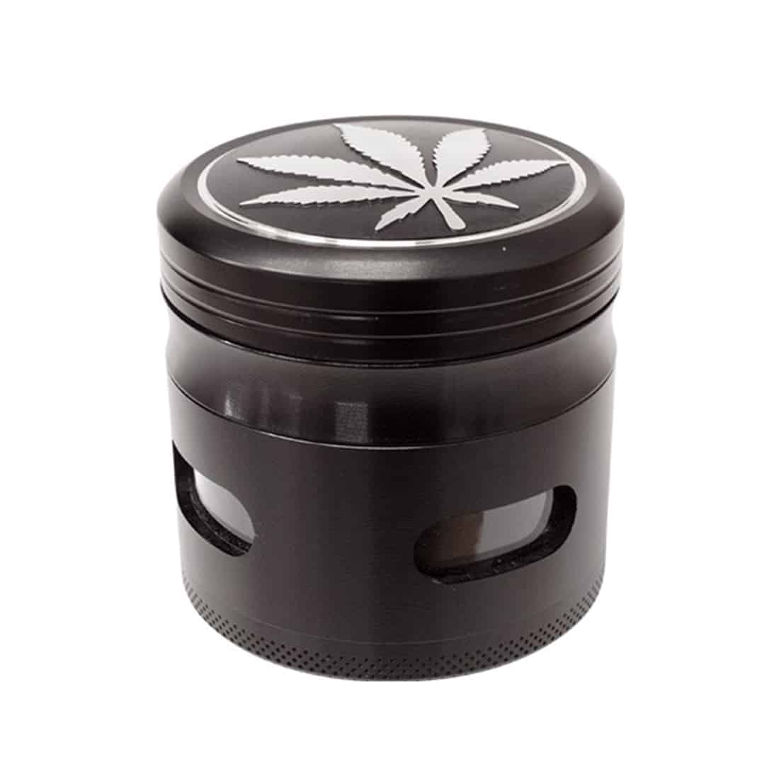 En sort, cylindrisk kværn med en diameter på 63 mm. Den er fremstillet af metal med en mat overflade, hvilket giver en robust og industrielt udseende. Kværnen har en delikat gribeflade og er udstyret med små, skarpe tænder indeni, der er synlige gennem det transparente låg. Knapperne til justering sidder på siden, hvilket giver en funktionel og praktisk tilgang.