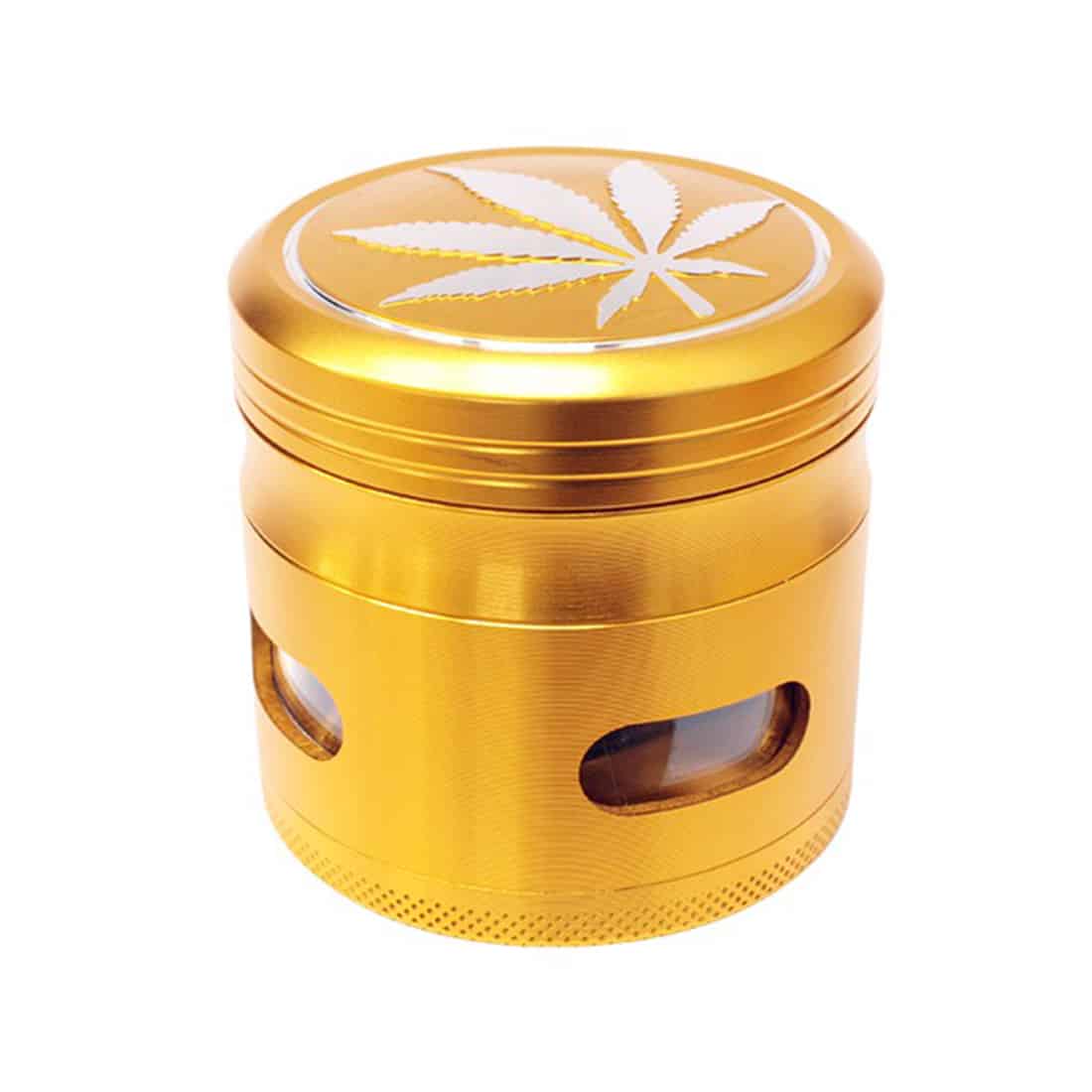 En guldfarvet kværn med en diameter på 63 mm præsenterer sig med en glat, skinnende overflade, der reflekterer lys. Kværnen har en flad top med en let buet form og små indgraveringer. Den er udstyret med knopper til nem åbning og lukning samt synlige tænder til kværning, der skaber en kontrast til den ensartede overflade.