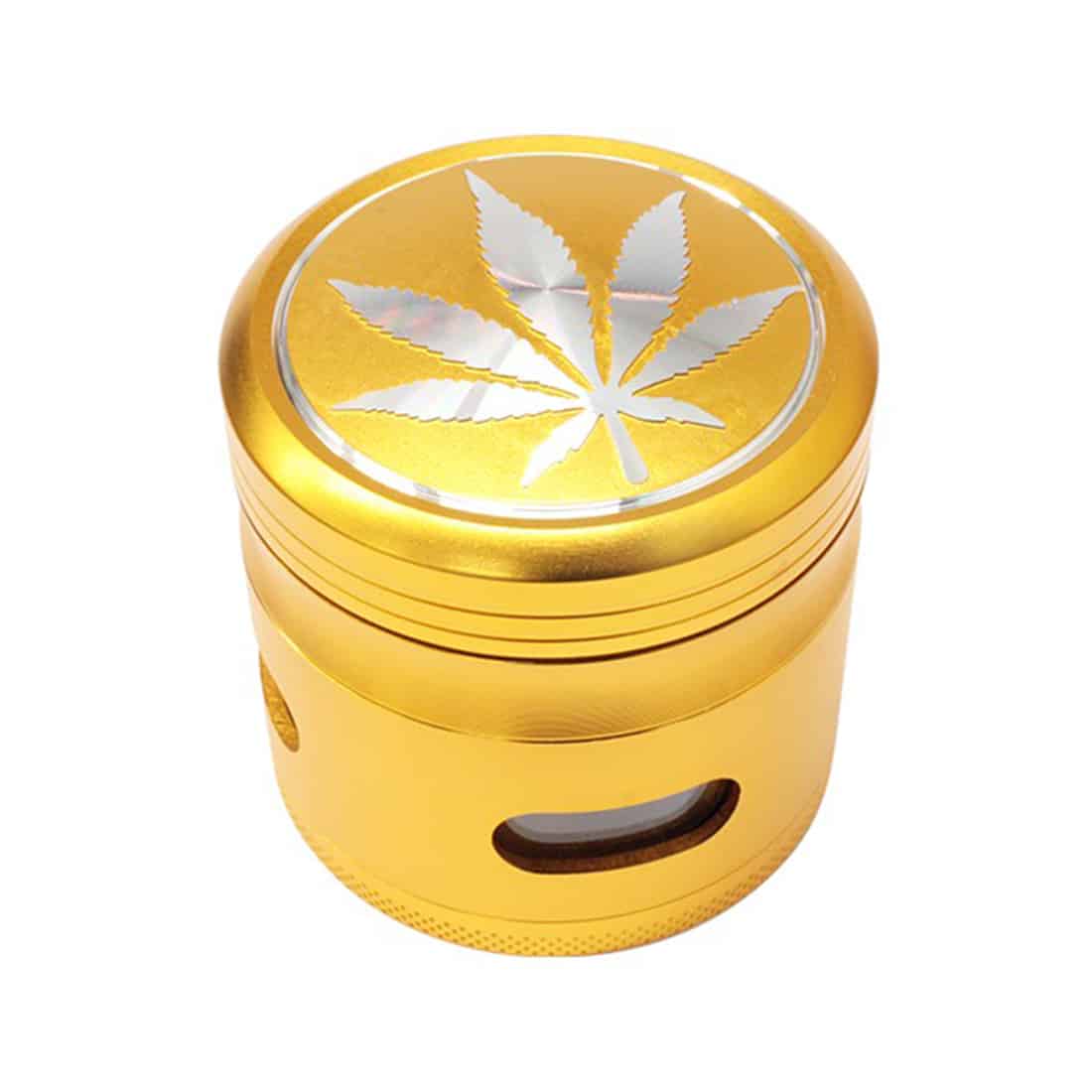 En guldfarvet kværn med en diameter på 63 mm præsenterer sig med en glat overflade og en poleret finish. Kværnen er opdelt i flere sektioner, hvor den øverste del har en skrue med indgraveret mønster for at sikre nem åbning. Indersiden har skarpe tænder til kværning. Den samlede struktur er kompakt og funktionel med en diskret branding.