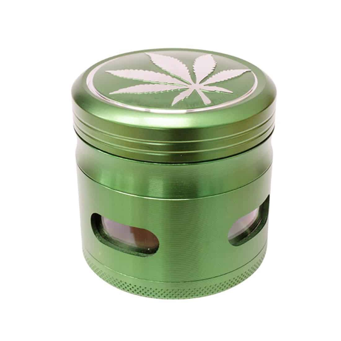 En grøn vinkelsliber med en rund krop og en diameter på 63 mm præsenterer sig med en mat overflade. Håndtaget er ergonomisk udformet og placeret på siden. Der er en beskyttelsesafskærmning foran, der sikrer sikkerhed under brug. Knapper til tænd/sluk er tydeligt synlige, og der er små ventilationshuller, der fremhæver designets funktionalitet.