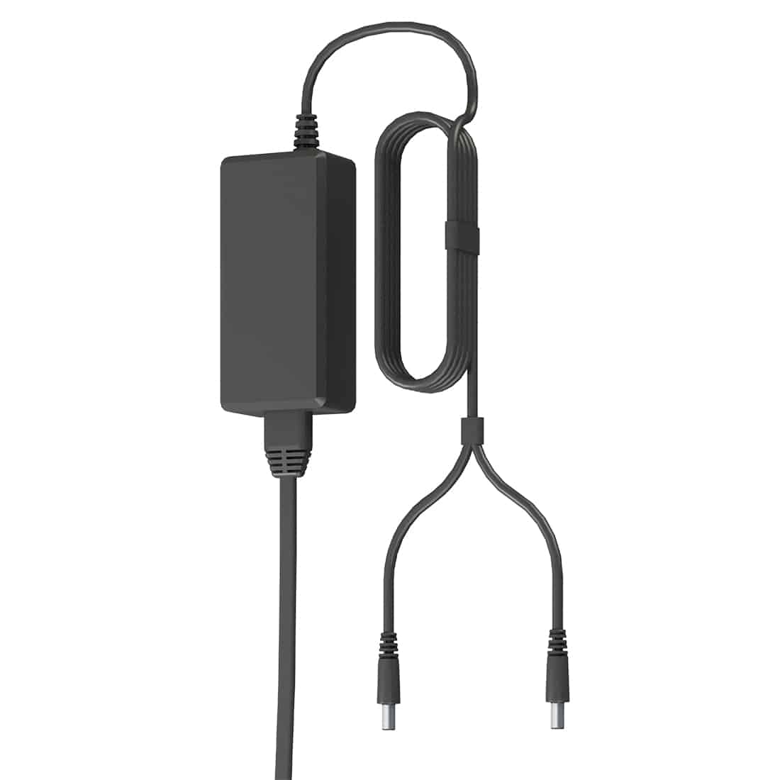 En sort strømforsyning med to udgange, hver med en kapacitet på 20 watt, pryder overfladen. Den har et kompakt rektangulært design med afrundede hjørner. Kabeludgangene er placeret på den ene side, mens den modsatte side har en tydelig mærkning med specifikationer. Materialet fremstår glat med en mat finish, der modvirker refleksioner.