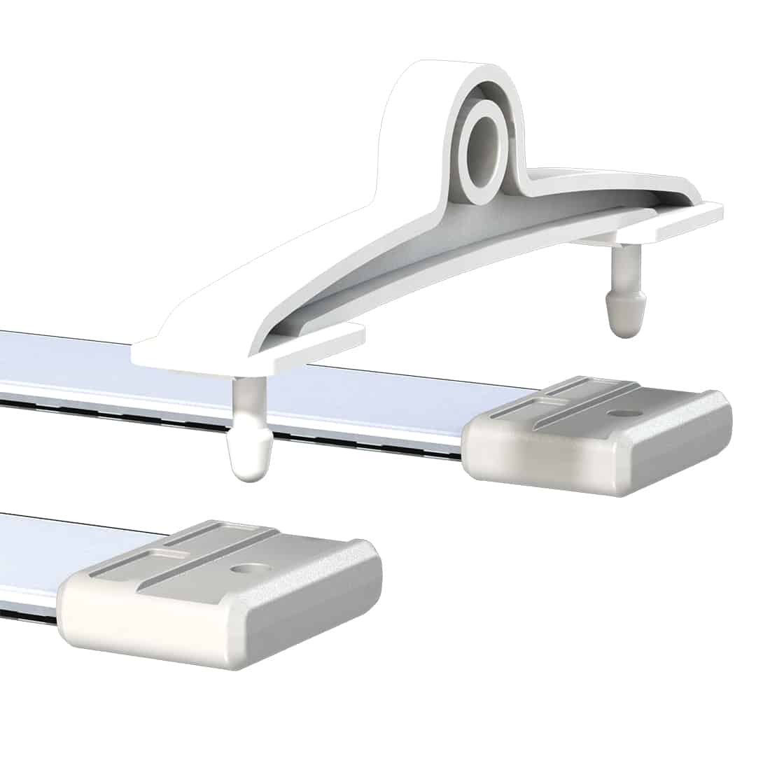 En sort strømforsyning er centreret, med en flad, rektangulær form. Den har to udgange, hver med en cirkulær, metalring og en plastikhætte, der beskytter mod støv. En tydelig ledning strækker sig fra den ene ende, mens der er en lille, grå etiket med teknisk information. Overfladen er glat med en mat finish.