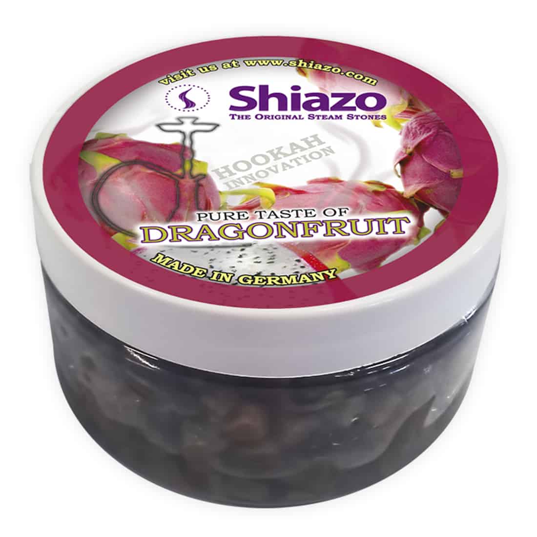 En transparent pakke indeholder små, tørrede stykker af dragonfruit i nuancer af lyserød og hvid. Stykkerne har en ujævn, flad form med små sorte frø synlige i overfladen. Forpakningen har en mat finish med sort og hvid tekst, der angiver produktets navn og vægt. Baggrunden er neutral, hvilket fremhæver frugtens farver.