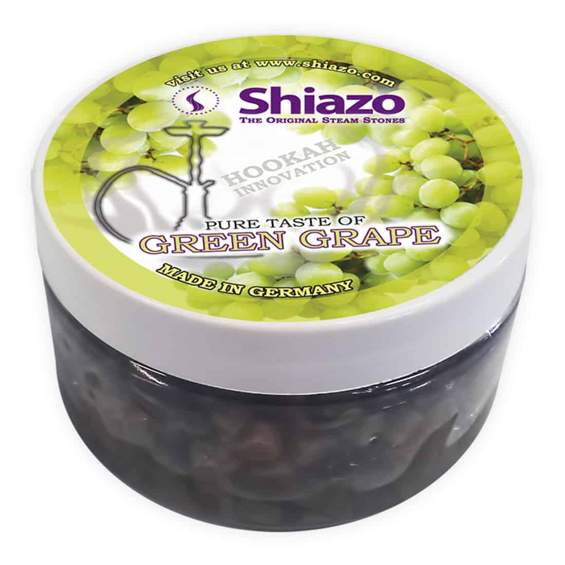 En transparent pose indeholdende små, runde, grønne perler i forskellige nuancer af grøn. Perlerne har en glat overflade og er ensartede i størrelse. Posen er lukket med en firkantet, hvid etiket, der har sort tekst og grønne grafiske elementer. Baggrunden er neutral, hvilket fremhæver farverne og detaljerne i indholdet.