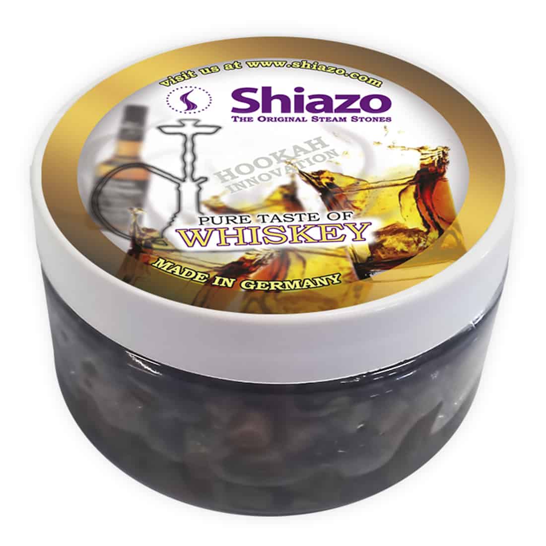 En transparent pose indeholder små, glinsende stykker af brunt og gyldent materiale. Nogle stykker har en ujævn, krystallinsk struktur, mens andre er mere glatte. Posen har en lukning øverst, hvor en etiket med sort tekst pryder forsiden. Baggrunden er neutral, hvilket fremhæver posens indhold og farver.